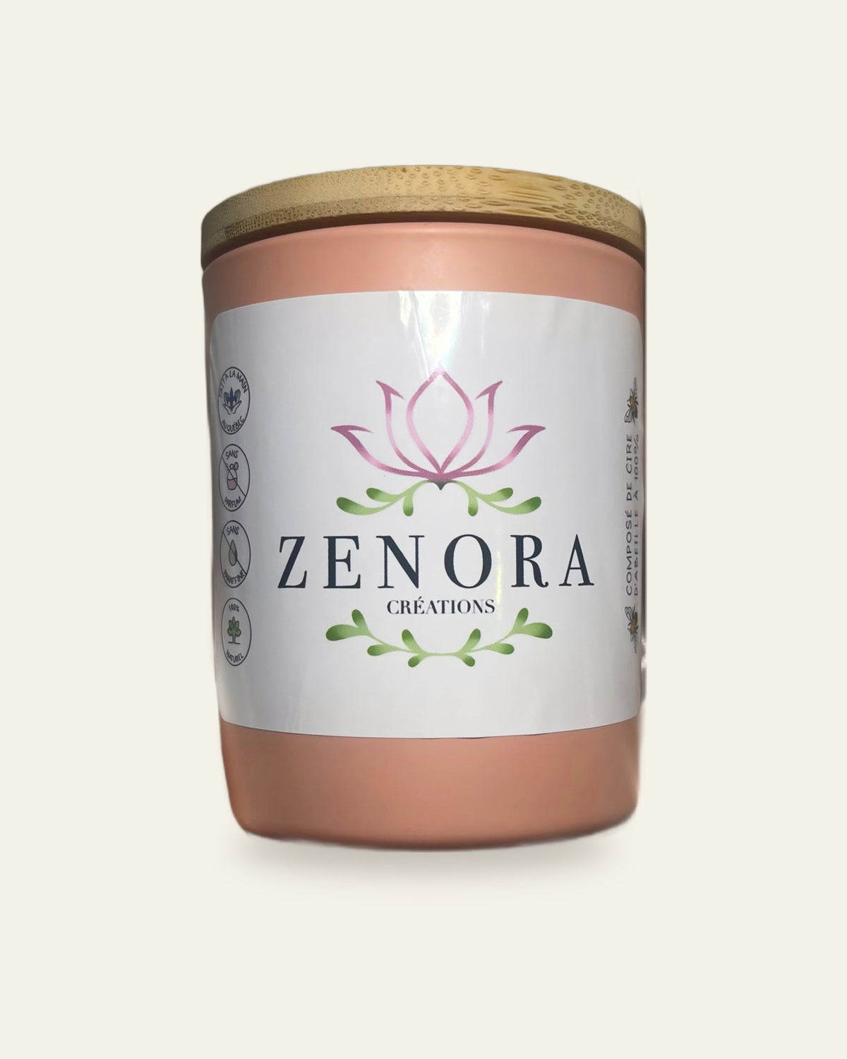 Bougie Zenora à la cire d'abeille 155 g, pot rose et couvercle en bambou, sur fond clair