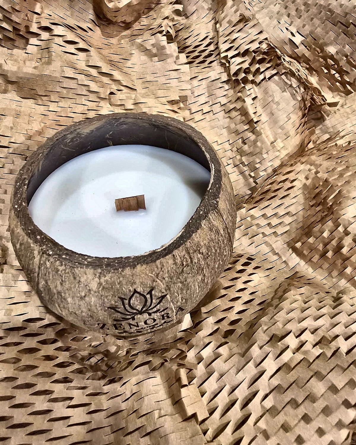 Bougie noix de coco Zenora à mèche de bois, vue en plongée