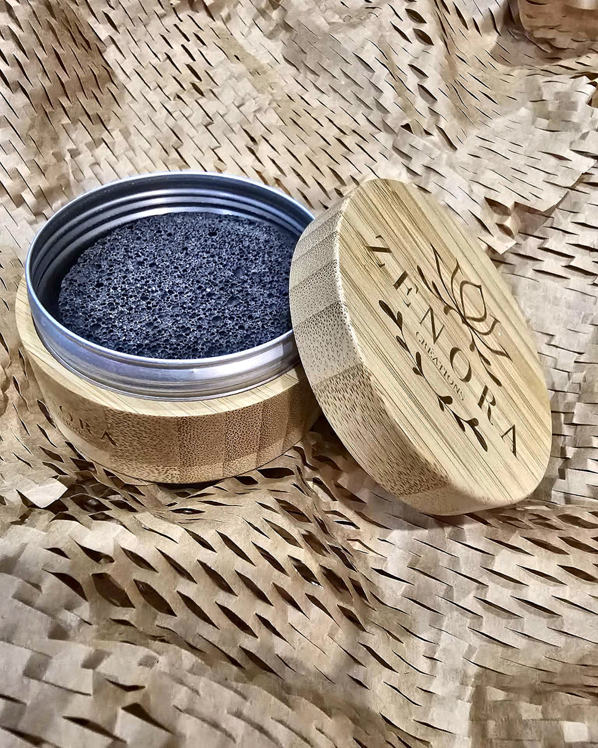 Diffuseur Zenora ouvert, roche volcanique noire et couvercle en bambou