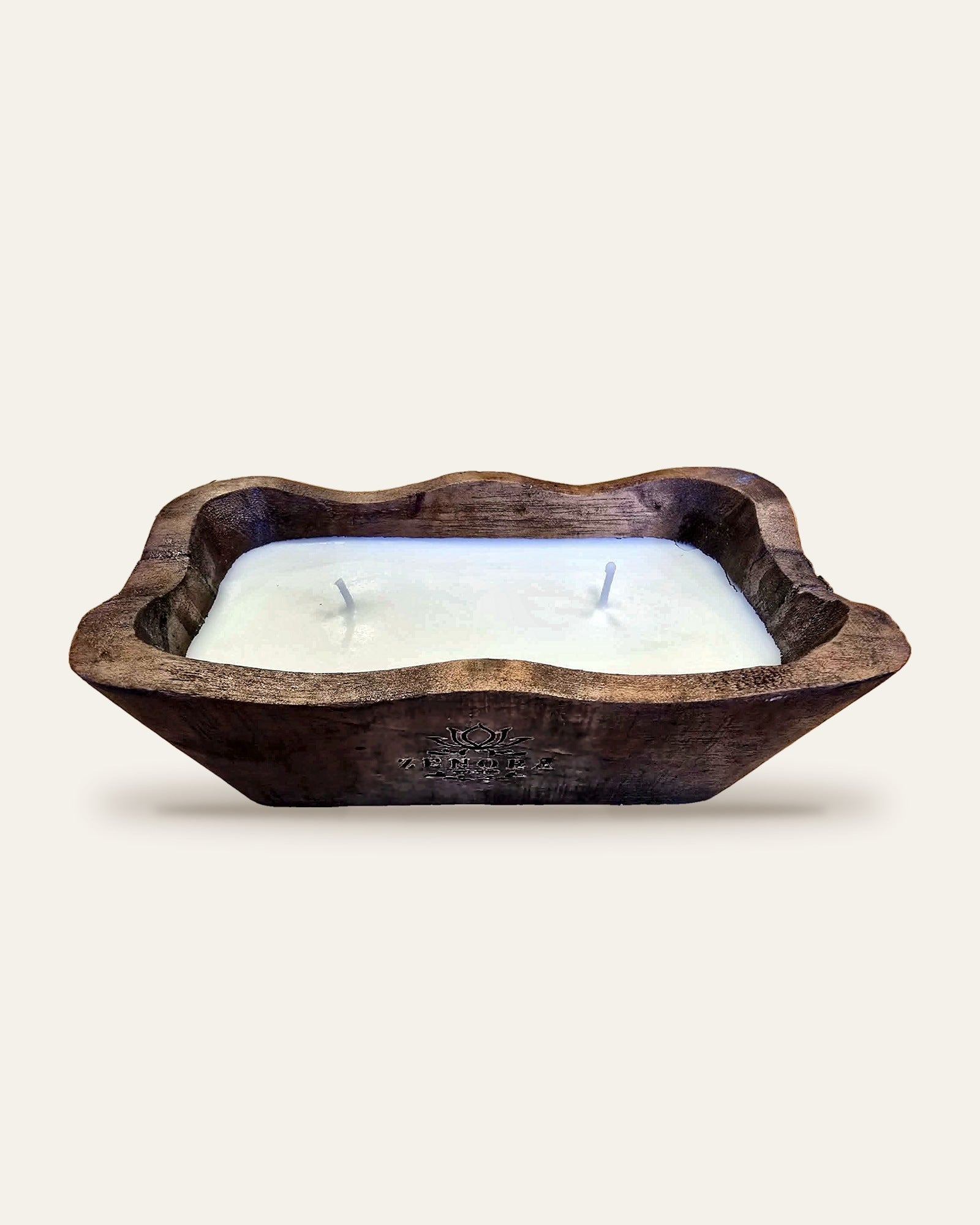 Bougie Zenora dans un bol rectangulaire en bois sculpté, vue de trois quarts, logo gravé au laser