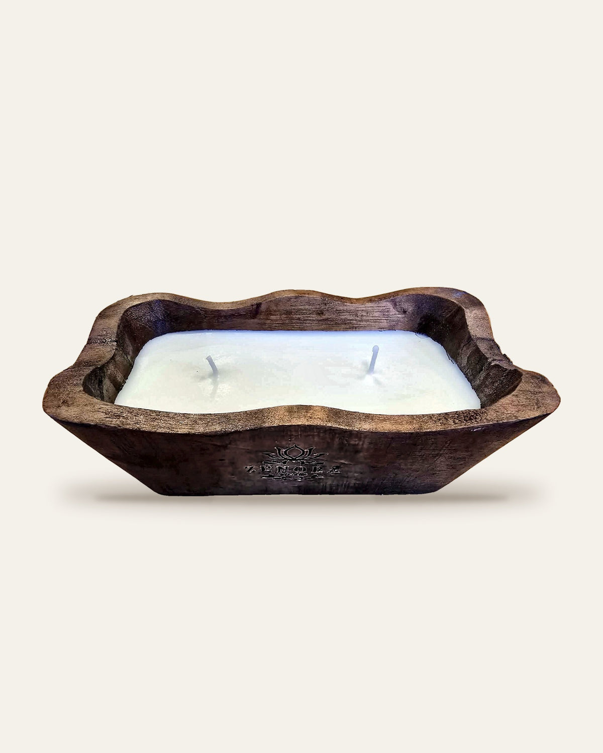 Bougie Zenora dans un bol rectangulaire en bois sculpté, vue de trois quarts, logo gravé au laser